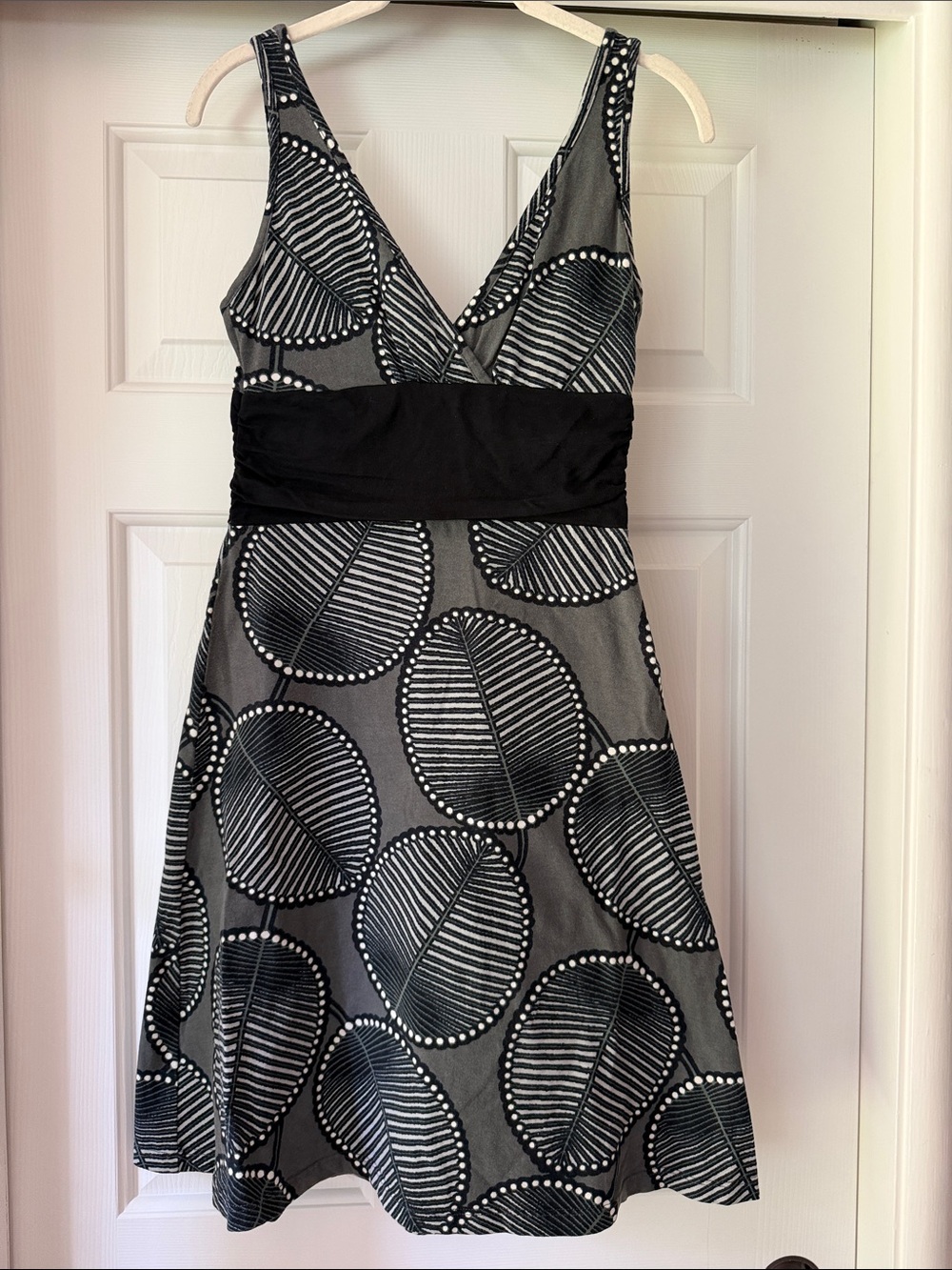 Patagonia Margot Black/Gray Leaf-Print V-Neck Dress size XS